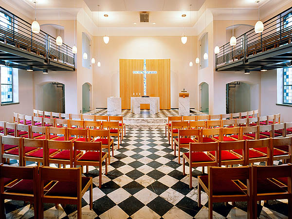 Evangelische Kirche Bensberg, Neugestaltung des Innenraumes, Altar
